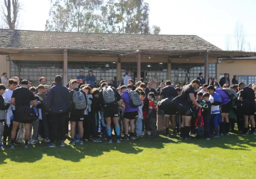 LOS JUGADORES  firmaron autógrafos a los pibes que fueron ayer a la práctica
