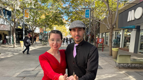 Sueño. Enoé Cortez y Brenda Costela bailan tango en la Peatonal sanjuanina para recaudar fondos y cumplir el sueño de participar en el Mundial de Tango, que se realizará en Buenos Aires.