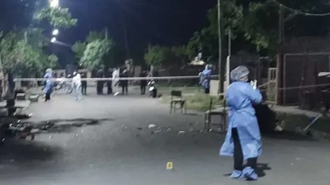 La Policía y la Justicia trabajaron durante la madrugada en el lugar del asesinato.