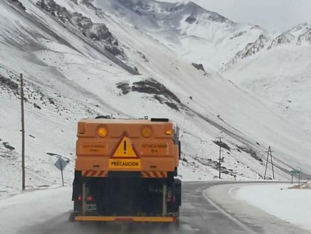 Asistieron a más de 100 chilenos varados en alta montaña mendocina y se espera una gran nevada