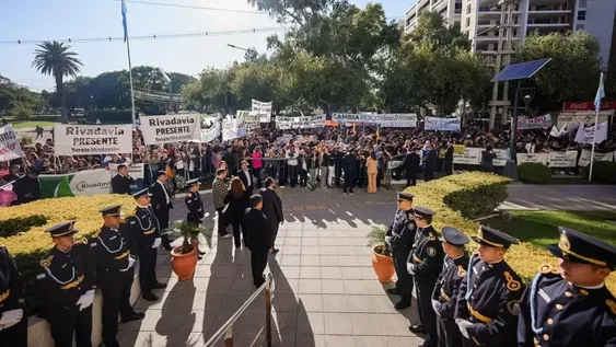 La militancia acompañó en las afueras de la Legislatura la apertura de sesiones