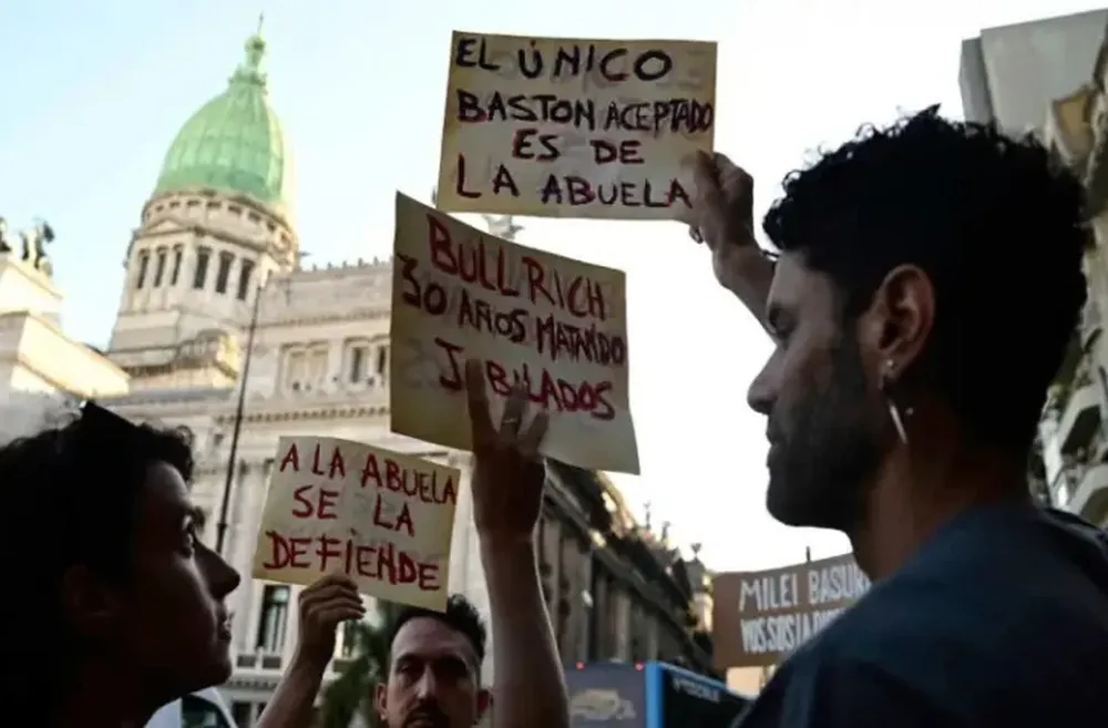 MÁS. Sindicatos y organizaciones de izquierda marcharon junto a los jubilados.