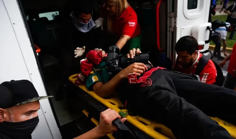 Operaron al fotógrafo que fue herido en la marcha y su estado es crítico