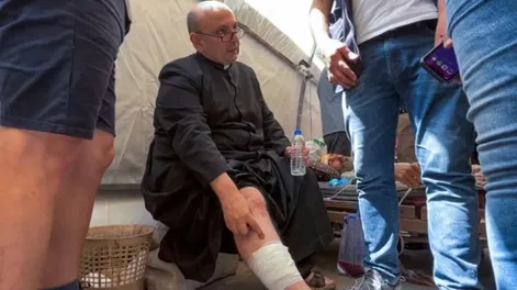Habló el cura argentino herido tras el ataque de Israel en Gaza: “El impacto fue directo a la parroquia”