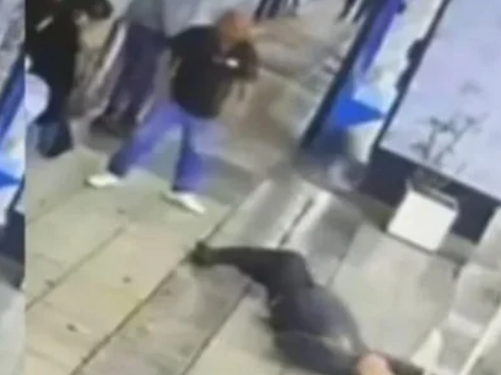 Video: discutió con un cliente y lo noqueó de una trompada