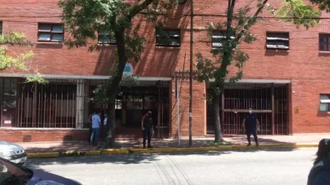 Suspenden a una maestra que por error envió a 200 alumnos un video porno personal