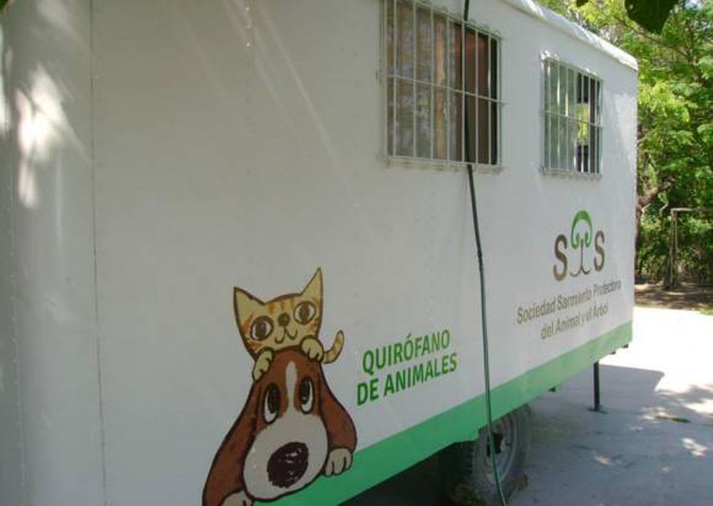 Un trailer policial ahora es quirófano para mascotas