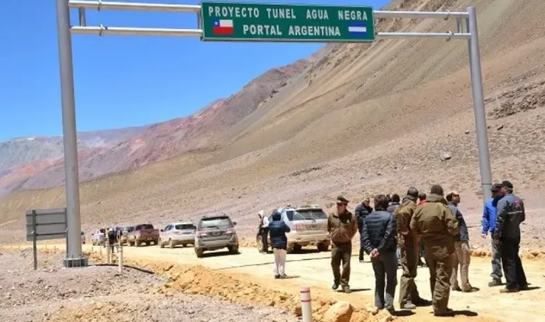 Interrumpen el paso por Agua Negra debido a un derrumbe