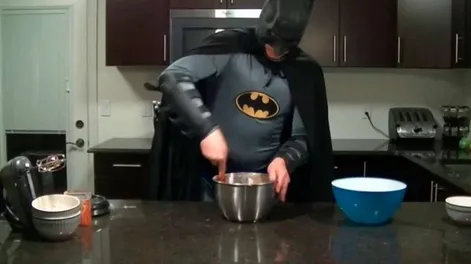 Lo conoció por Tinder, fue a la casa y la recibió disfrazado de Batman