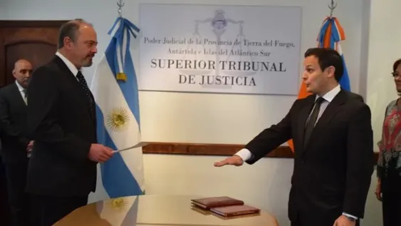 A la derecha, el juez Andrés Leonelli jurando su cargo.