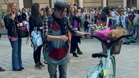 Le robaron la bicicleta a una docente y sus alumnos le regalaron una nueva