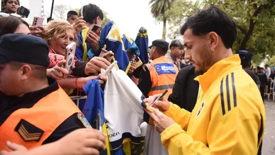 EL CAMPEÓN MUNDIAL, Leandro Paredes, recibió el cariño de todos los santiagueños que recibieron ayer al plantel xeneize.