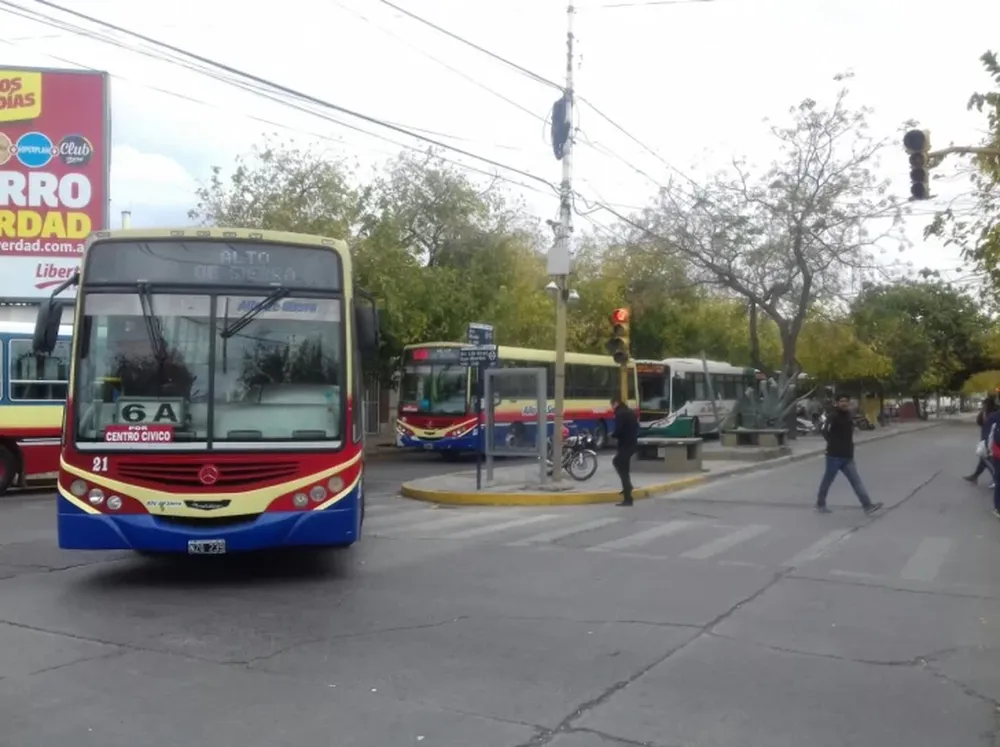 Por la protesta de choferes, pasajeros pasaron hasta una hora en los micros
