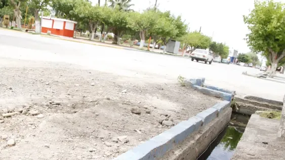 Vecinos hartos por las cunetas llenas hasta de aguas servidas