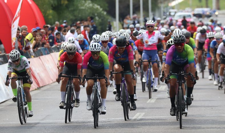 Las 114 ciclistas participantes afrontaron la quinta y última etapa de la Vuelta a San Juan Damas 2026 en el anillo de la Avenida de Circunvalación.