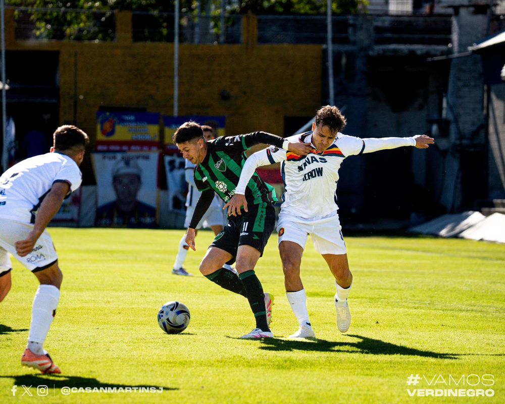 Trabado. Juncos lucha por la posesión ante Ocampo. San Martín entró dormido y lo pagó caro ante Colegiales.