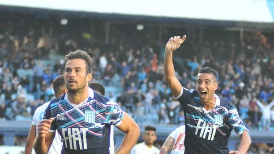 Racing derrotó a Arsenal y sigue por la buena senda
