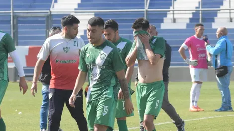 Desamparados y un cierre negro: cayó por 2-0 ante Cipolletti y se complica más