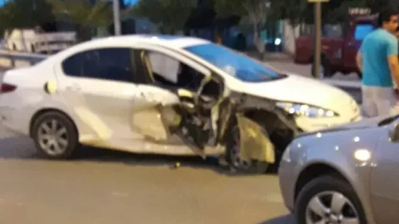 Fuerte choque entre dos autos dejó a uno de ellos destruido