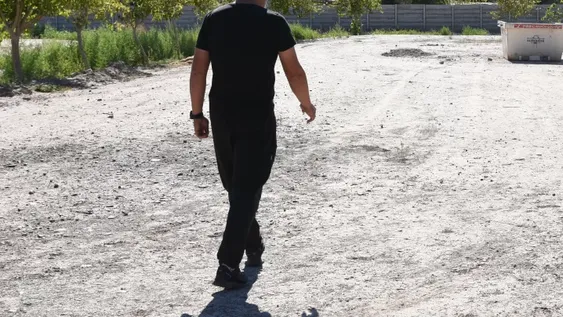 Los vecinos que se quejan porque la plaza del barrio está abandonada y parece un desierto