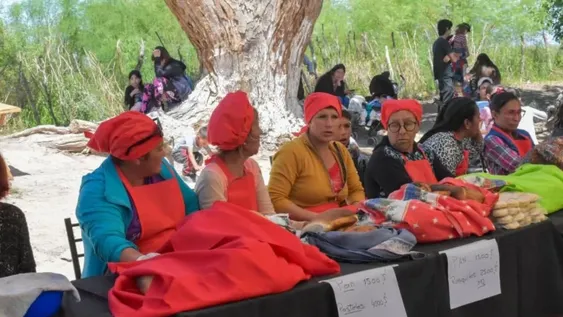 El día del destival, las vecinas de Villa Yanello amasan desde temprano para llegar con el pan casero calentito a la hora de exponer su producción.