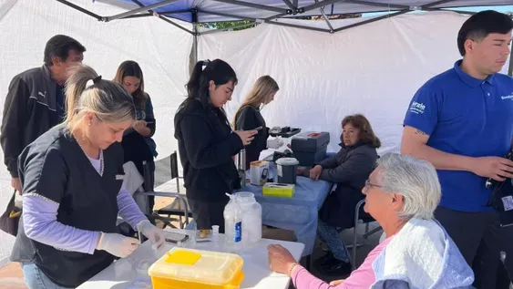 Personas de todas las edades participan de los operativos y campañas de salud que organiza el municipio de Rivadavia.