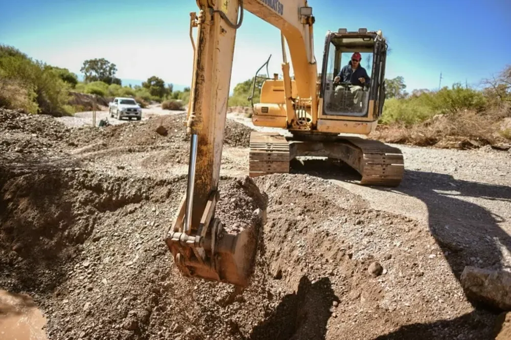 Albardón: comenzaron los trabajos para mitigar los daños por la creciente