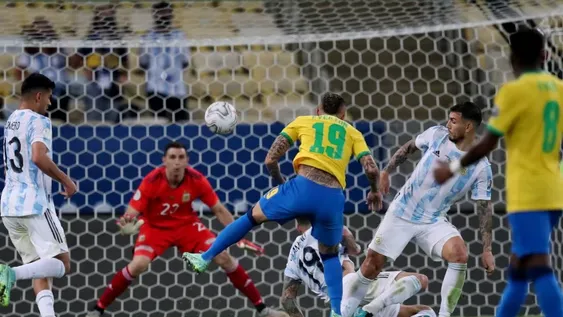 Emiliano Martínez se adueñó de todo el arco