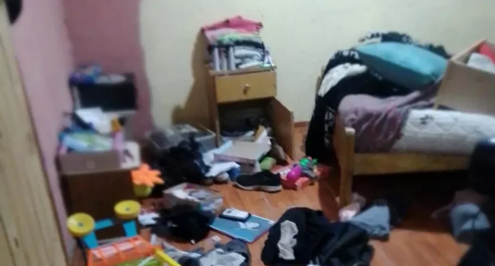 Sale tres horas de su casa, le entran ladrones y le roban pesos y dólares