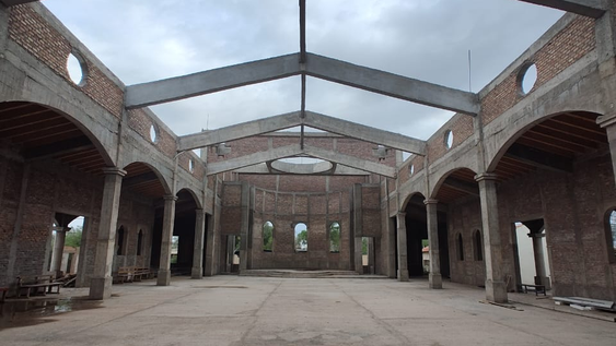 importante avance en el templo de san expedito: despues de la fiesta comienza el techado