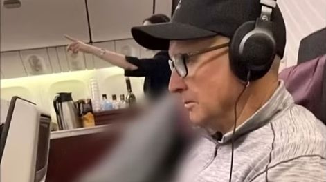 Vuelo traumático: una pareja fue obligada a viajar junto al cuerpo de una mujer fallecida