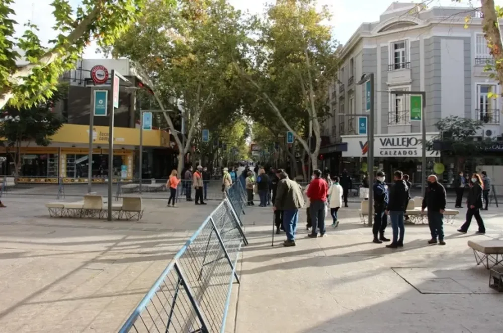 Comercio, día 1: sin multas ni infracciones a locales ni público