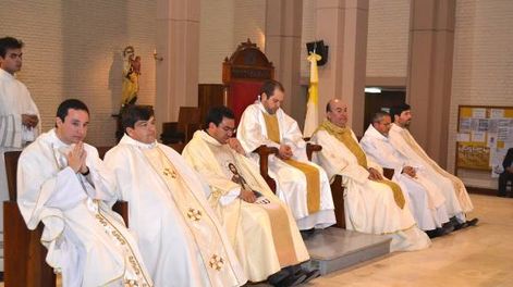 Brindis con nuevos sacerdotes