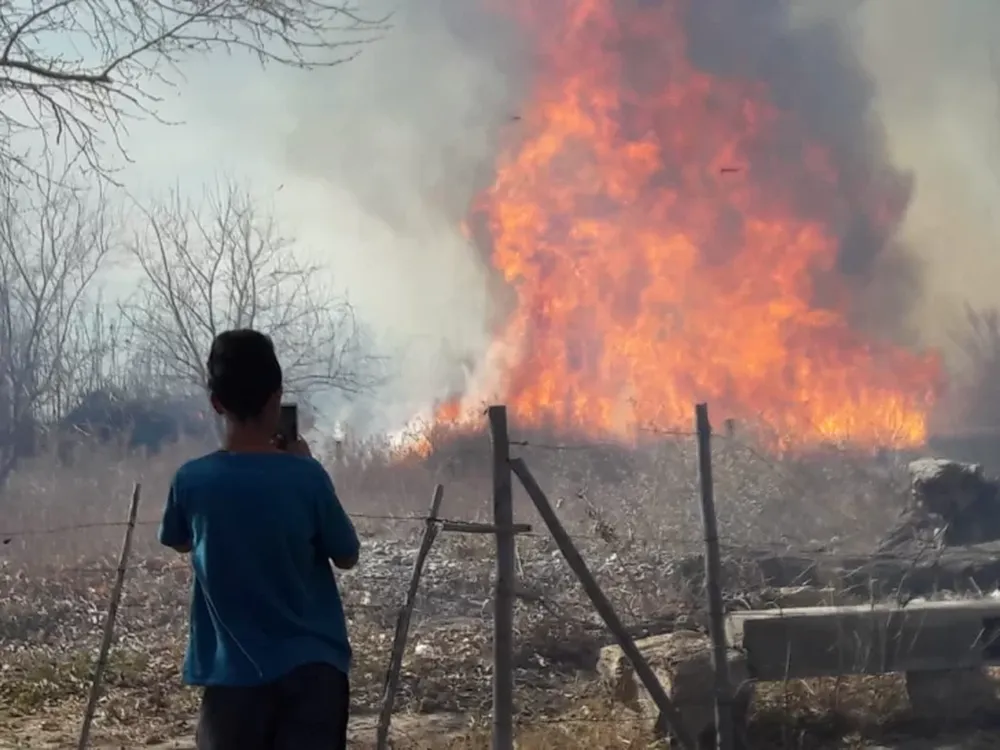 Un incendio de pastizales llevó peligro a varias casas de Angaco