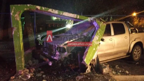 Perdió el control de su camioneta y quedó incrustado en una garita