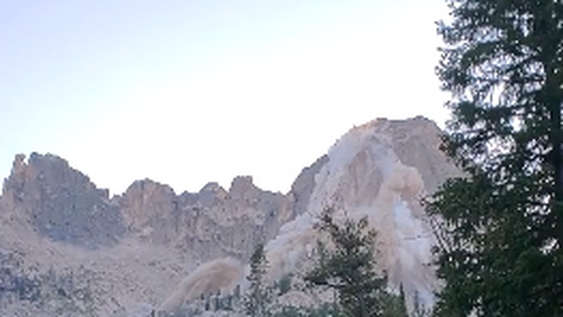 El video que muestra cómo una montaña se derrumba por un fuerte temblor