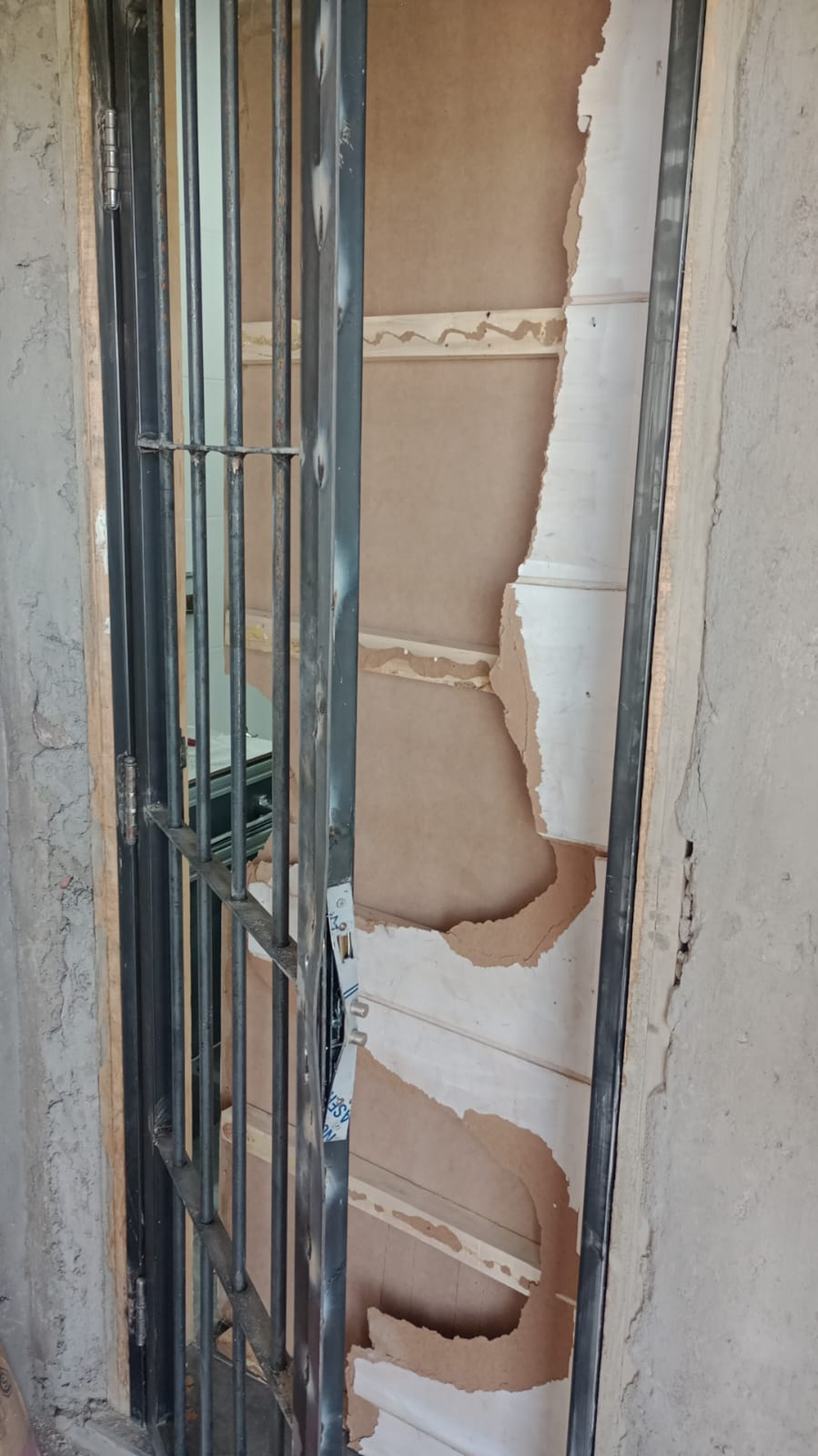 Le rompieron la puerta de rejas en el último robo.