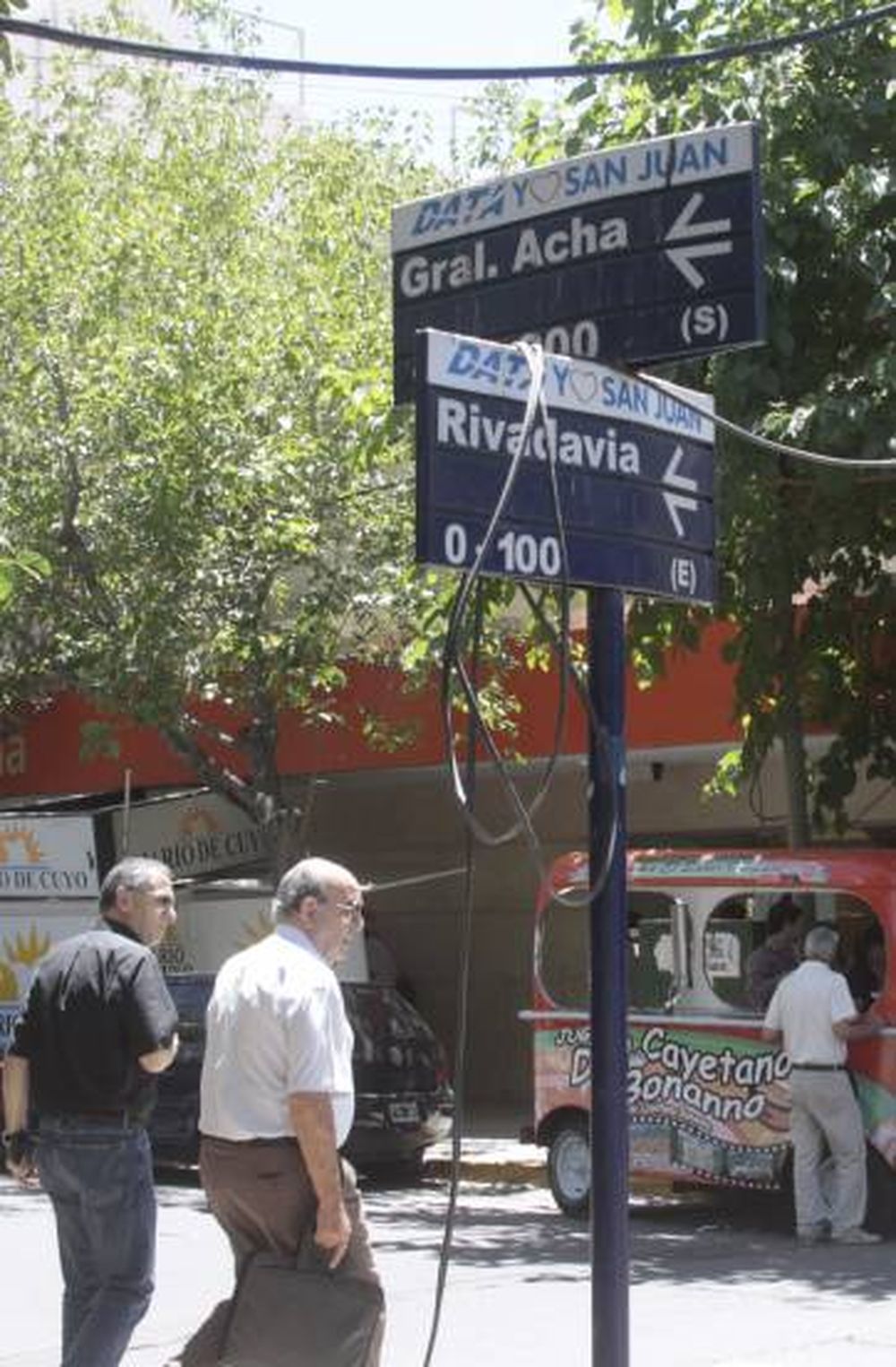 Cables en el piso en pleno centro de la ciudad