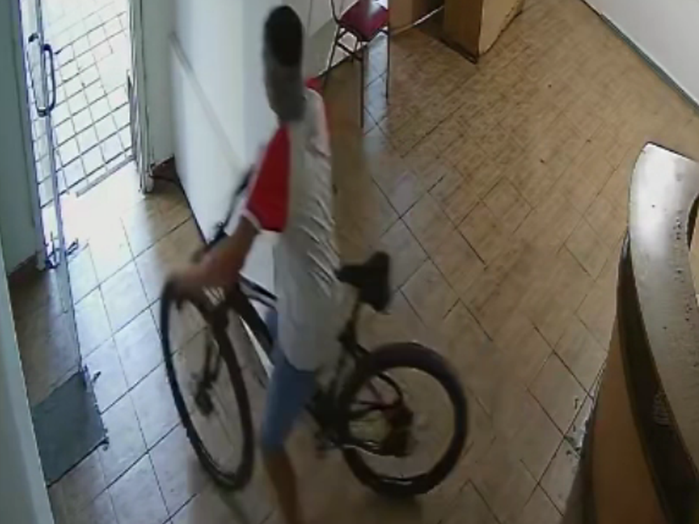 [VIDEO] Aprovechó que dejaron la puerta abierta en una radio y se robó una bicicleta