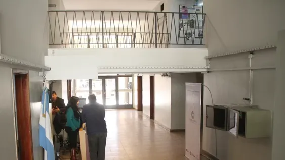 Discutía con unas vecinas, se bajó los pantalones y gritó: “Todas me la van a chu…”