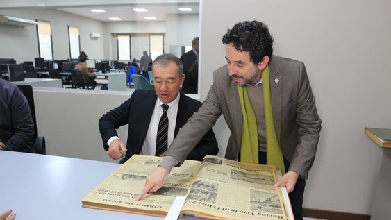El gerente General Pablo Dellazoppa mostrándole al vicegobernador Fabián Martín la edición de Diario de Cuyo del día de su nacimiento. Foto: Daniel Arias