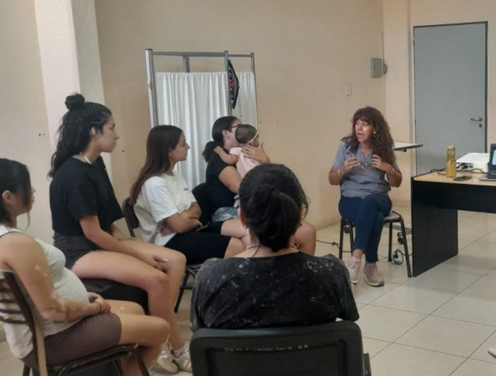 JORNADA DE APRENDIZAJE. En el Espacio amigable del Hospital de Pocito realizan talleres sobre embarazo adolescentes y maternidad.