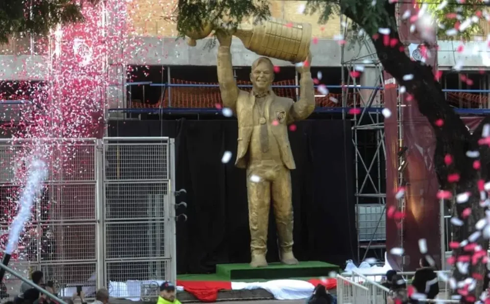 Ya pusieron a la venta el muñeco de la estatua de Marcelo Gallardo