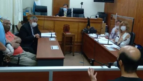 El acusado (de remera, izquierda) había recuperado su libertad el 7 de diciembre de 2021. Ahora, la Corte confirmó esa decisión.