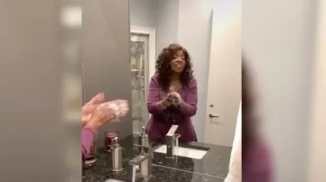 Gloria Gaynor se lava las manos al ritmo de “I will survive” y es furor