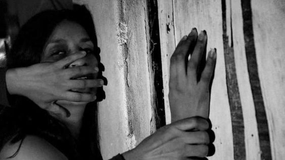 Lo detuvieron por pegarle trompadas y patadas en la cara a su pareja en la vía pública