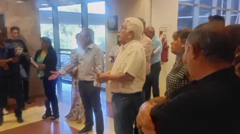 Confuso episodio en una asamblea de Pepe Villa en el Centro Cívico: mirá las imágenes