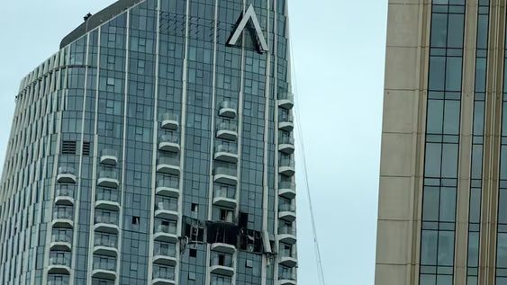 iran ataco con drones una torre en dubai y amenazo a tropas de eeuu: quedaran bajo los escombros