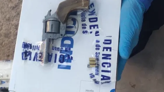 Dos jóvenes y un menor detenidos por golpear policías y portar un arma de fuego