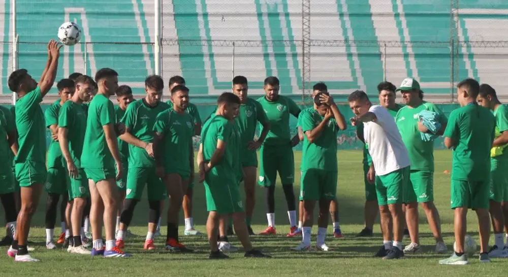 Charla. Murúa remarcó aspectos anímicos en Sportivo para encarar la gran final en el inicio de la práctica en Puyuta.